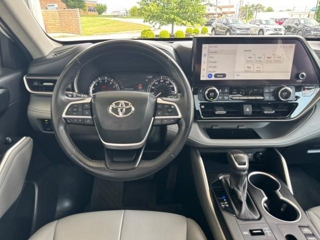 Toyota Highlander Platinum AWD (Natl) 2023