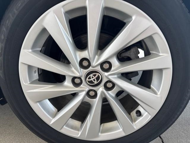 Toyota Camry LE Auto (Natl) 2021