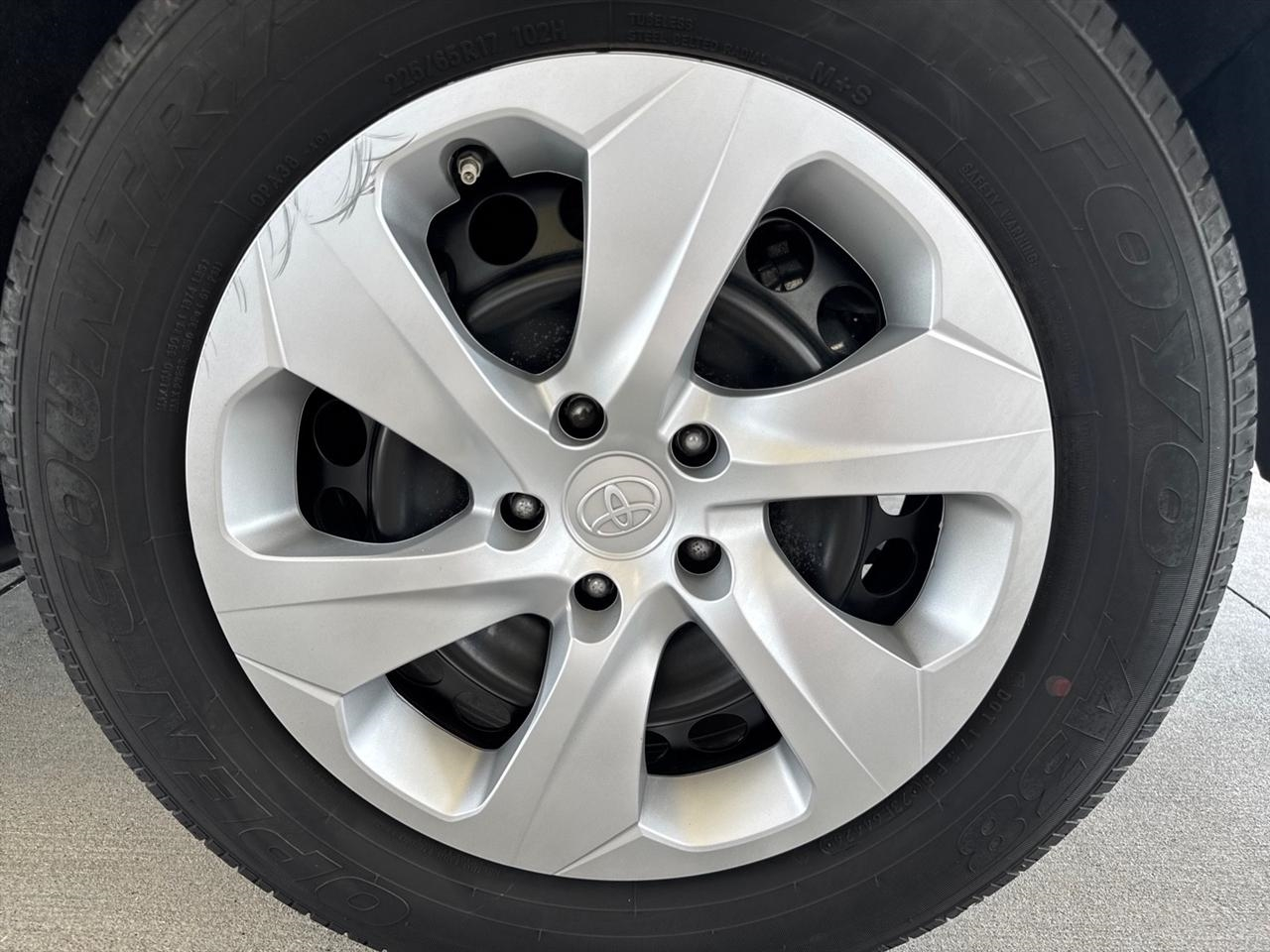 Toyota RAV4 LE FWD (Natl) 2025