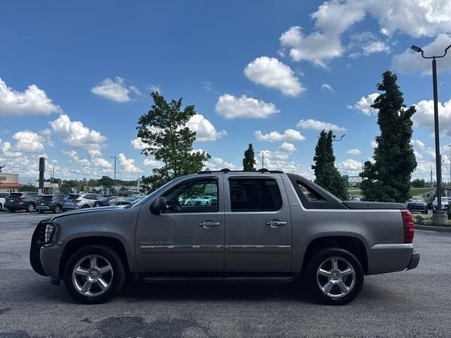 Chevrolet Avalanche 4WD Crew Cab LTZ 2012
