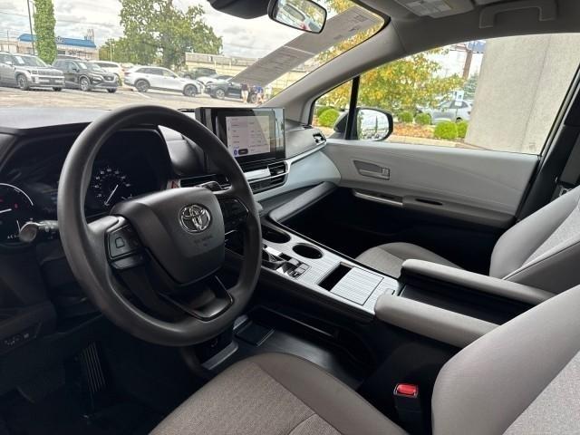 Toyota Sienna LE FWD 8-Passenger (Natl) 2025