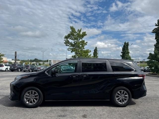 Toyota Sienna LE FWD 8-Passenger (Natl) 2025