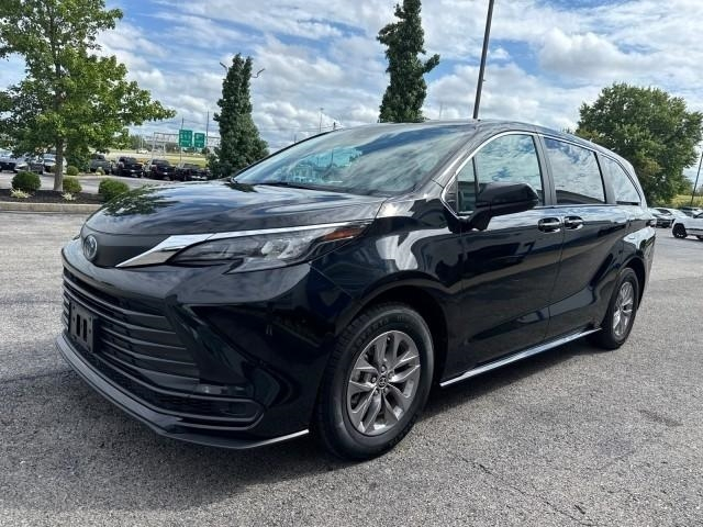 Toyota Sienna LE FWD 8-Passenger (Natl) 2025