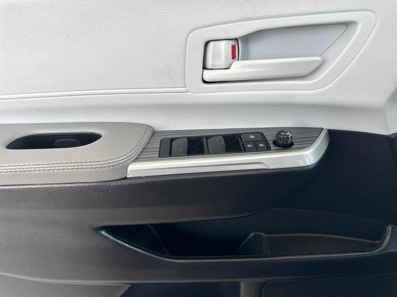 Toyota Sienna LE FWD 8-Passenger (Natl) 2025