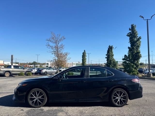 Toyota Camry Hybrid SE Nightshade CVT (Natl) 2023