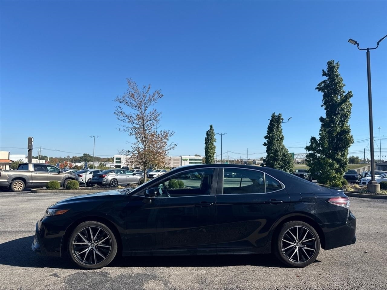 Toyota Camry Hybrid SE Nightshade CVT (Natl) 2023