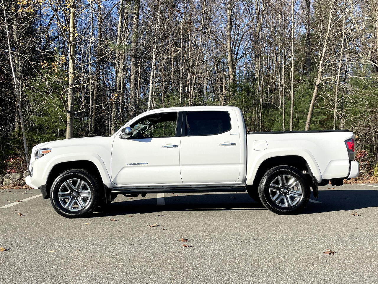 Toyota Tacoma Limited Double Cab 5' Bed V6 4x4 AT (Natl) 2017
