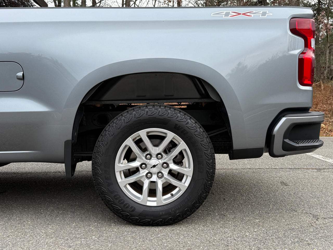 2019 Chevrolet Silverado 1500 RST photo 2