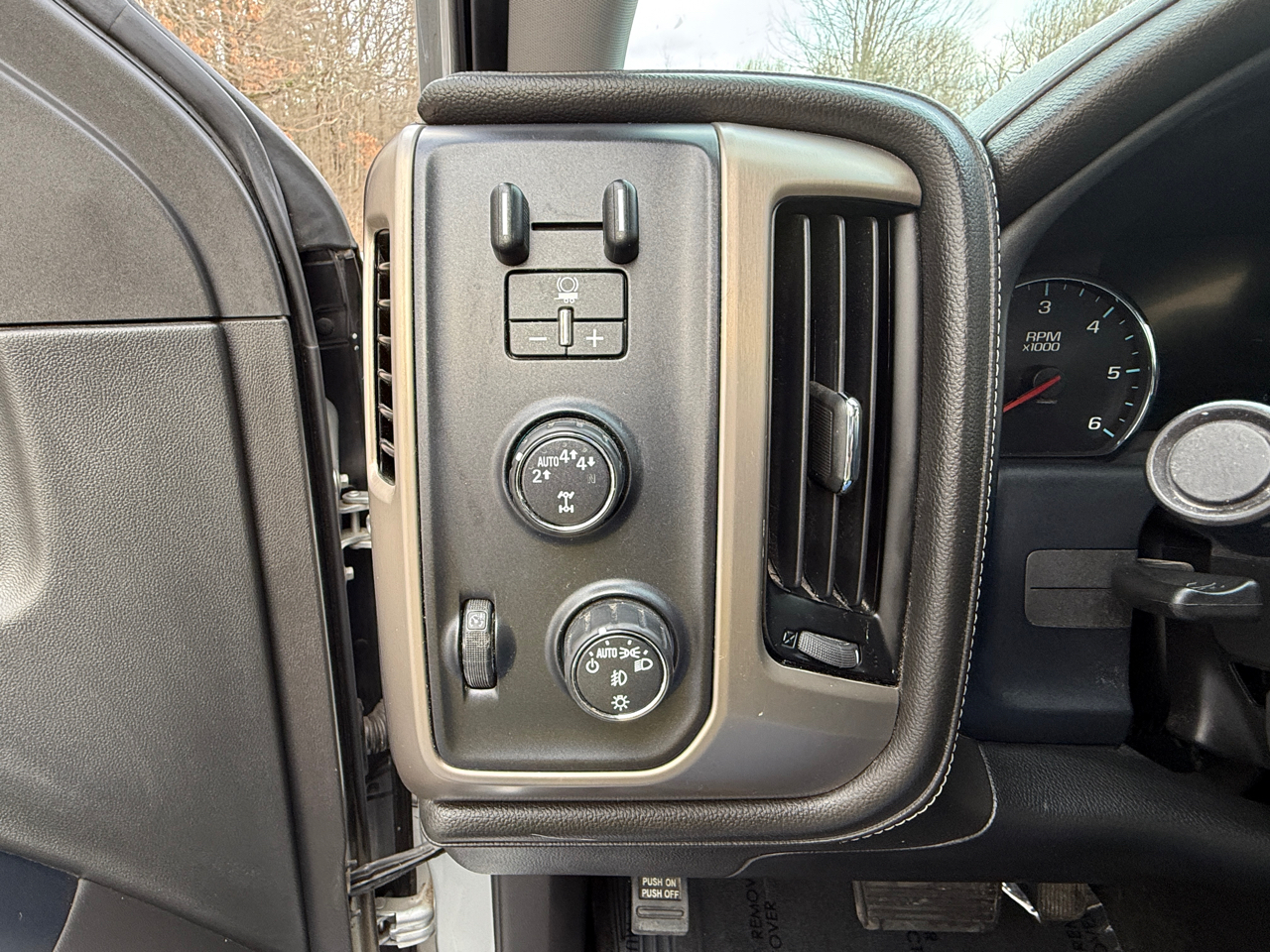 GMC Sierra 1500 4WD Crew Cab 143.5" Denali 2018