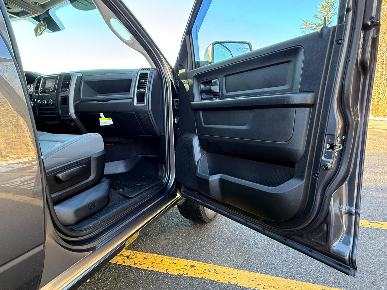 RAM 1500 Express 4x4 Quad Cab 6'4" Box 2017