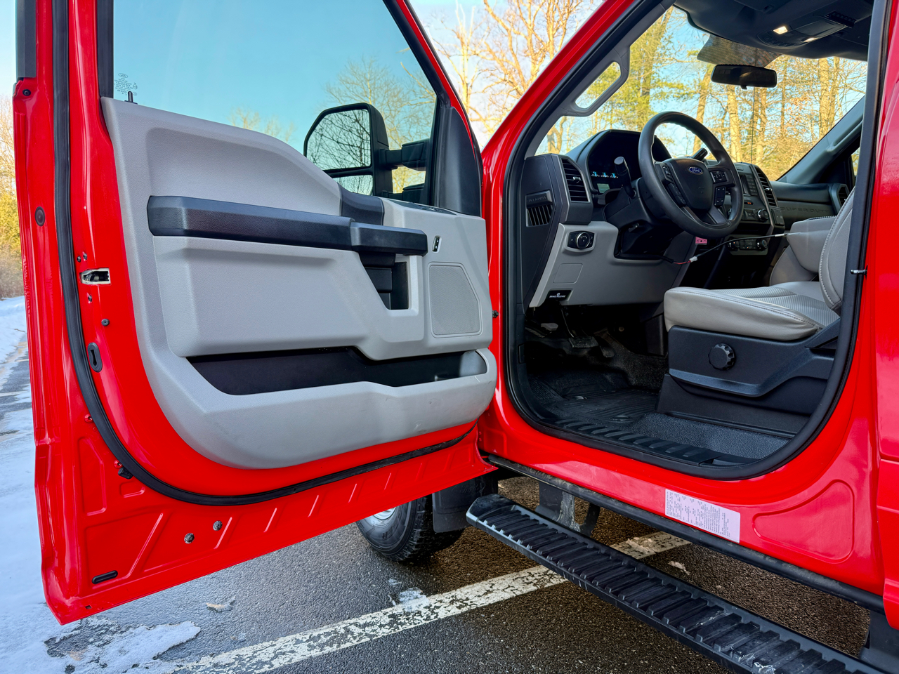 Ford Super Duty F-350 SRW XLT 4WD Reg Cab 8' Box 2018