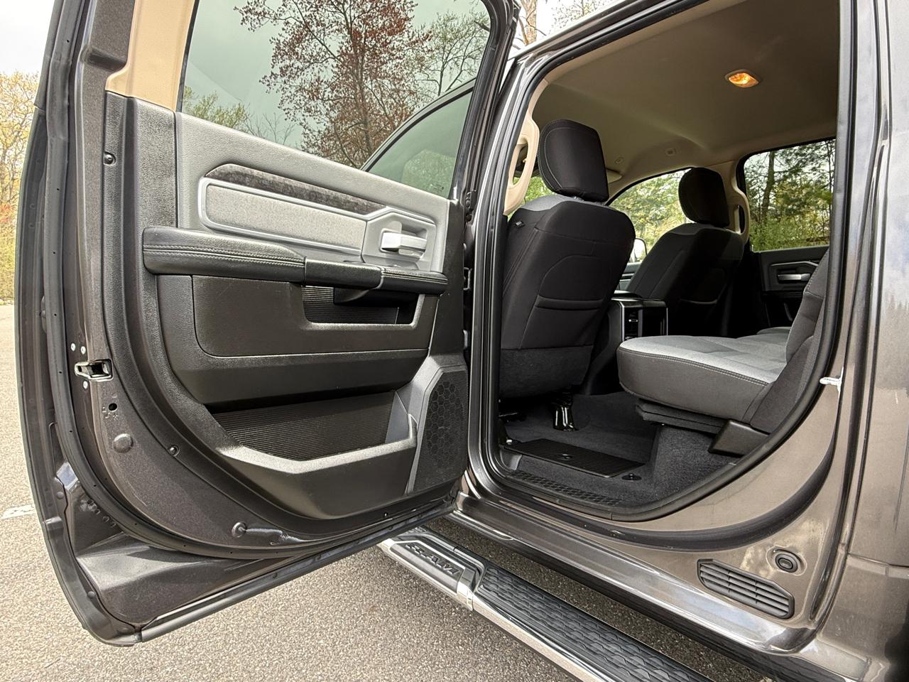 RAM 2500 Big Horn 4x4 Crew Cab 6'4" Box 2019