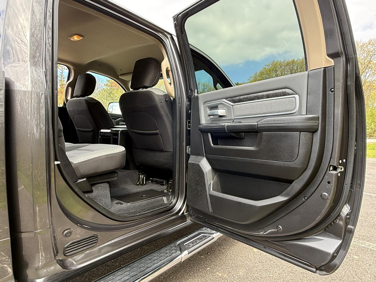 RAM 2500 Big Horn 4x4 Crew Cab 6'4" Box 2019