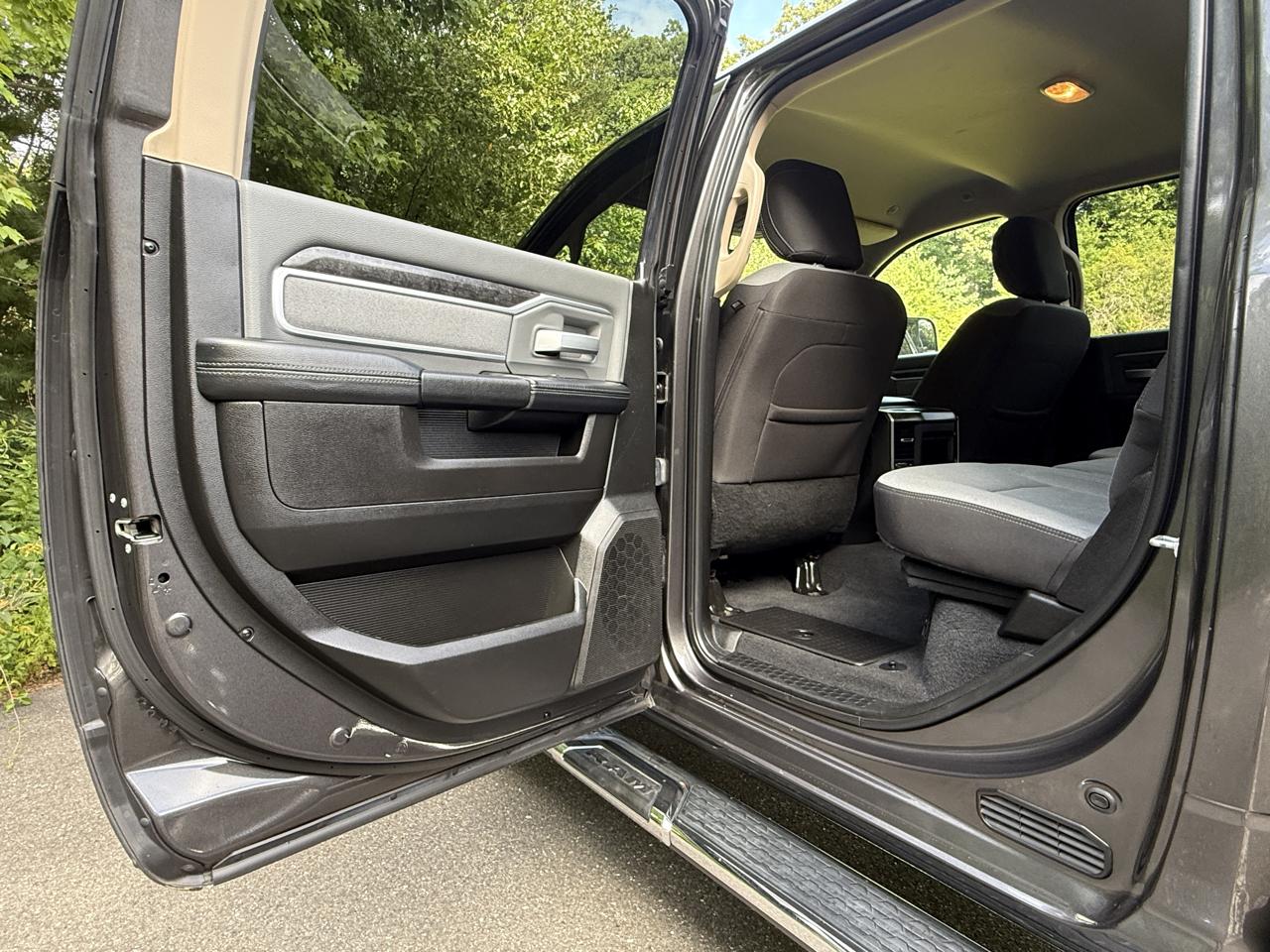 RAM 2500 Big Horn 4x4 Crew Cab 6'4" Box 2019