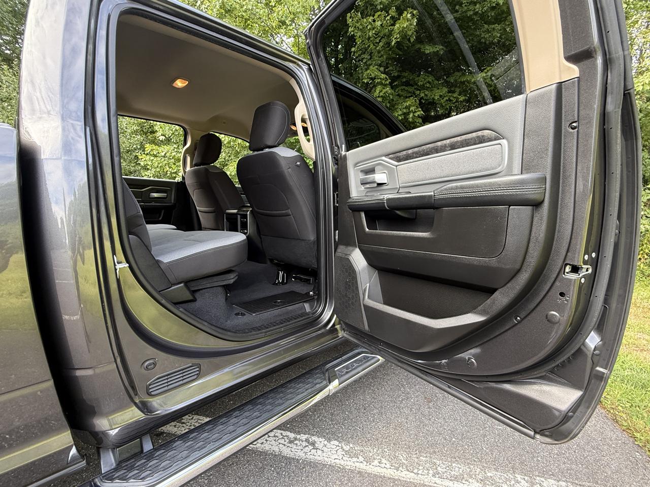 RAM 2500 Big Horn 4x4 Crew Cab 6'4" Box 2019