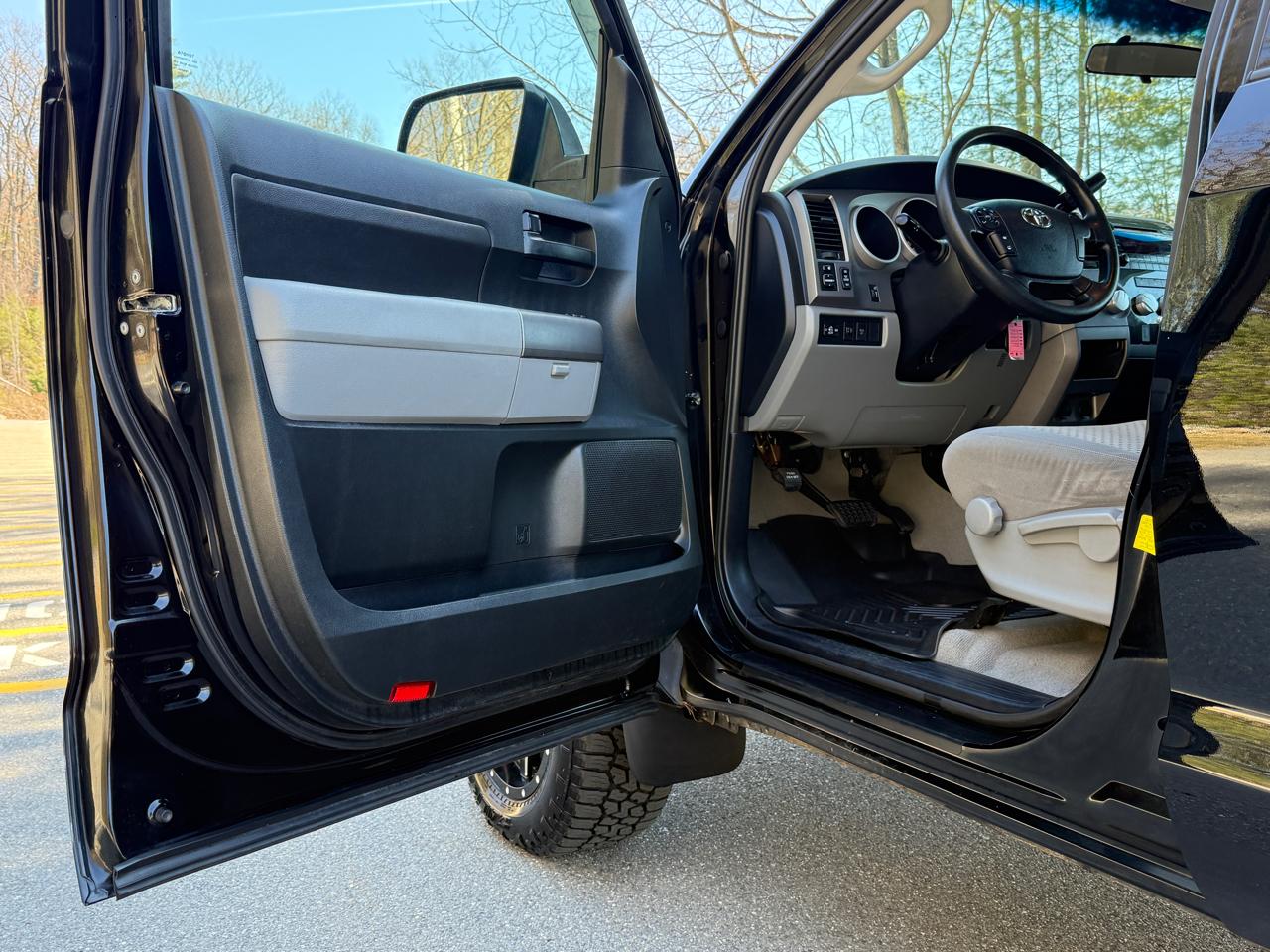 Toyota Tundra 4WD Truck  2011