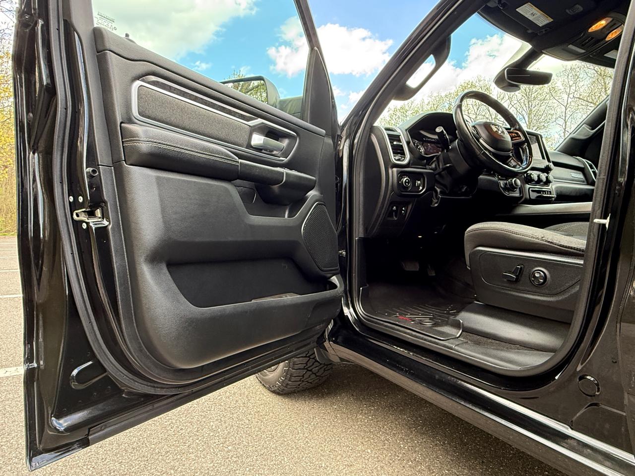 RAM 1500 Big Horn 4x4 Crew Cab 5'7" Box 2020