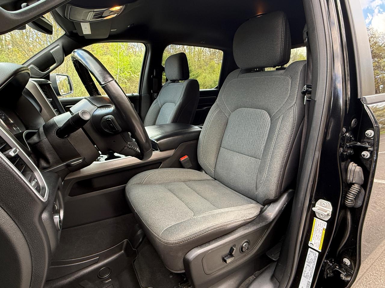 RAM 1500 Big Horn 4x4 Crew Cab 5'7" Box 2020