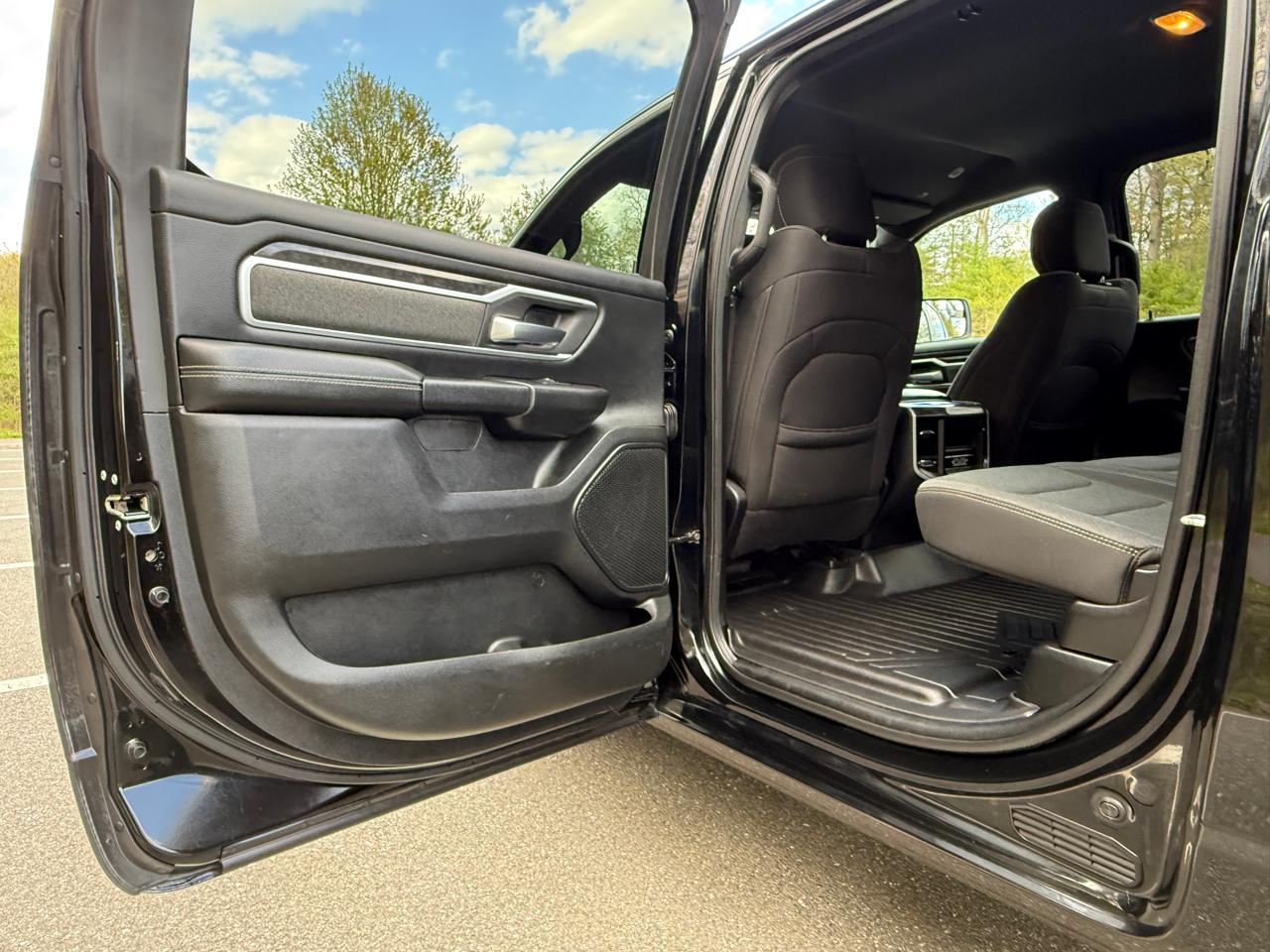 RAM 1500 Big Horn 4x4 Crew Cab 5'7" Box 2020