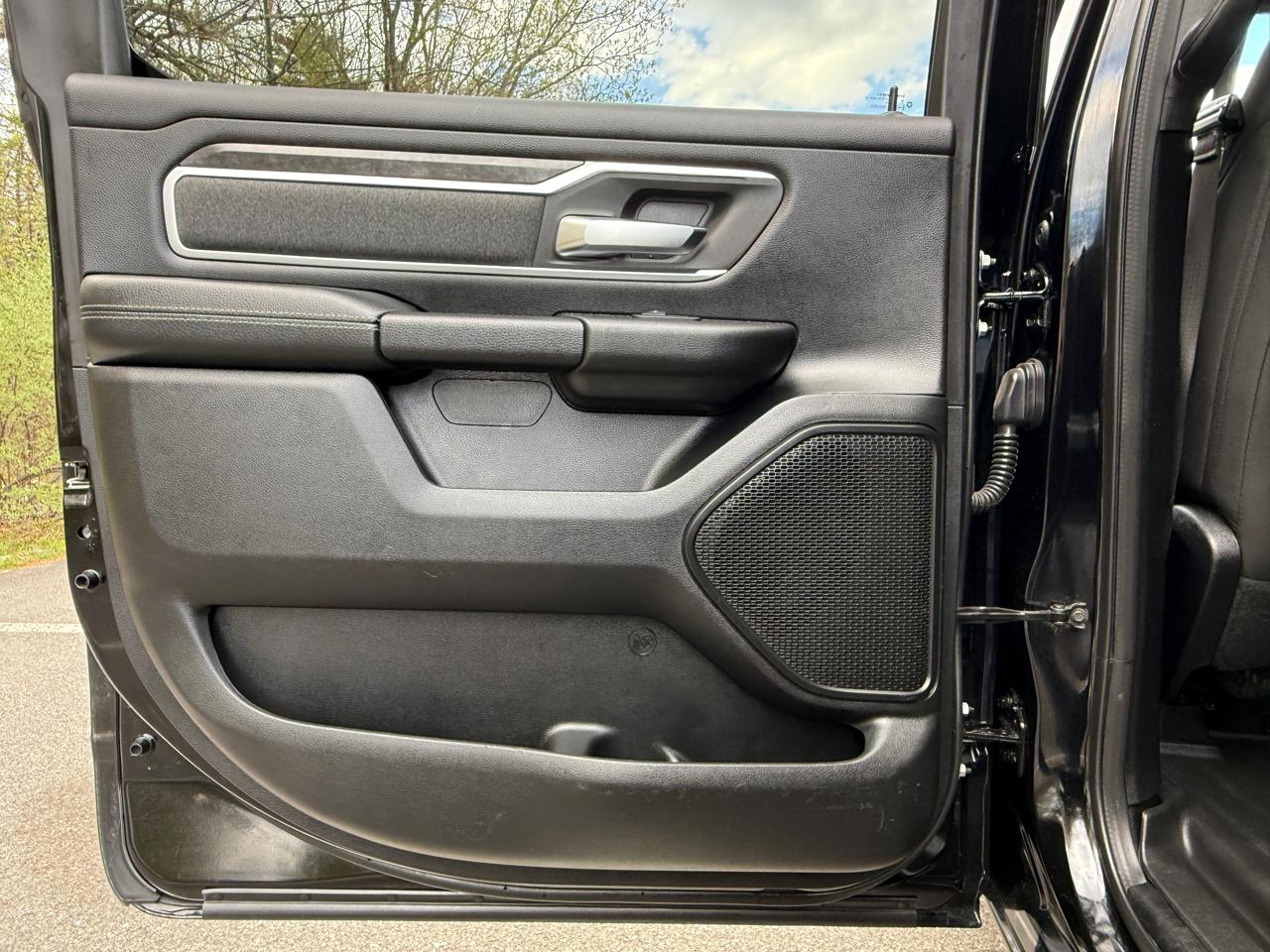 RAM 1500 Big Horn 4x4 Crew Cab 5'7" Box 2020