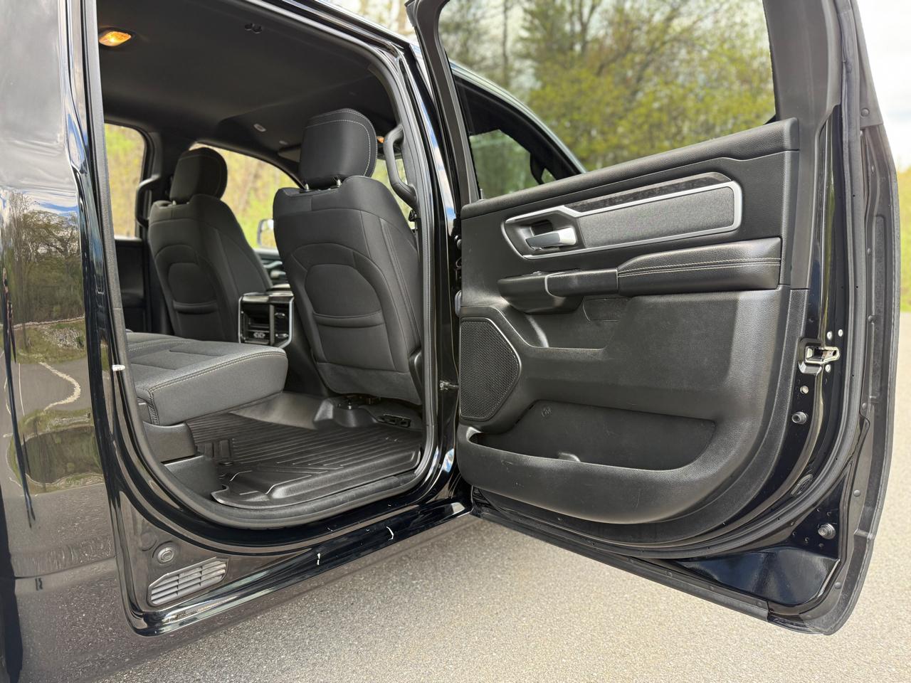 RAM 1500 Big Horn 4x4 Crew Cab 5'7" Box 2020