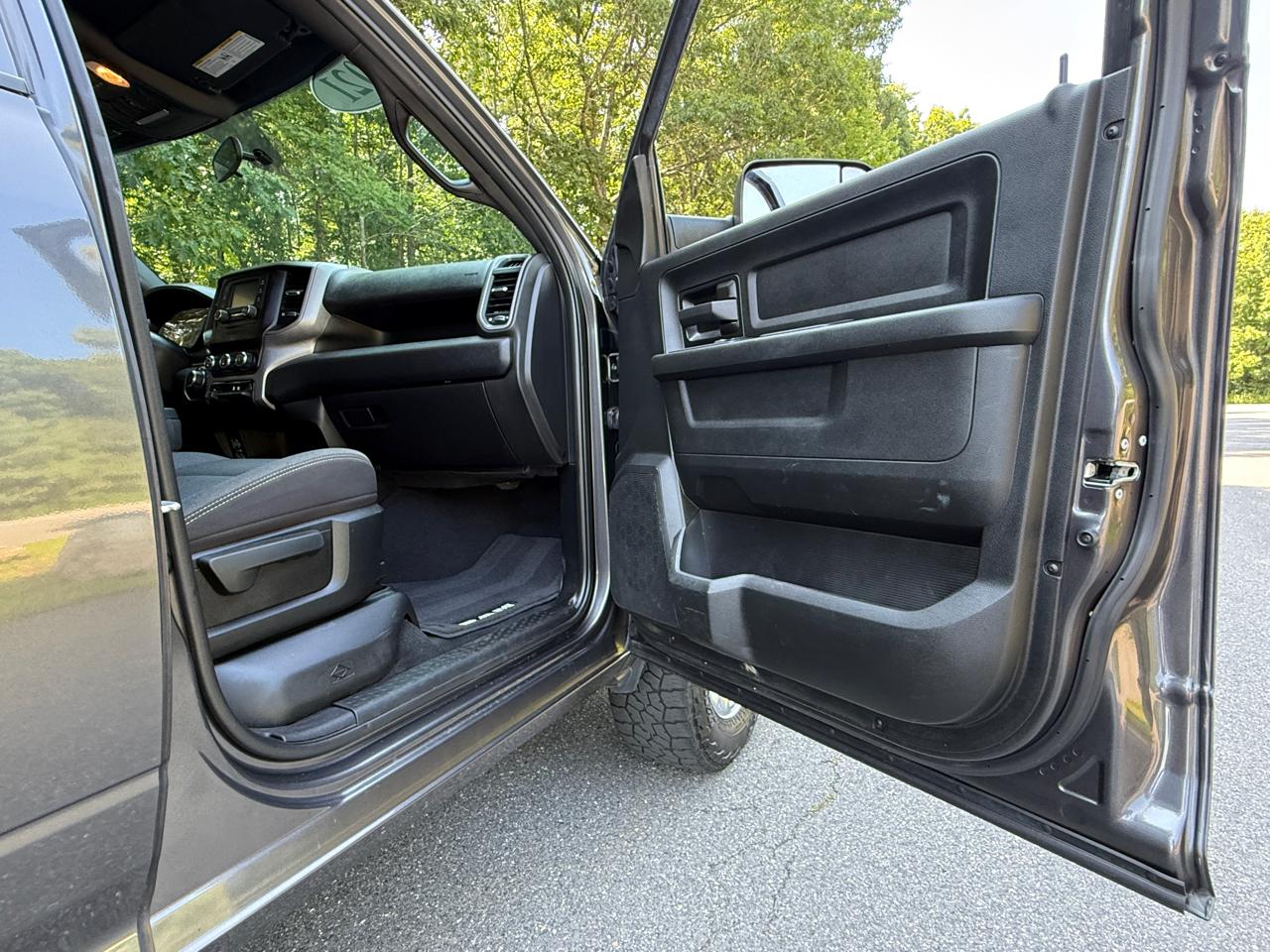 RAM 2500 Tradesman 4x4 Crew Cab 6'4" Box 2021