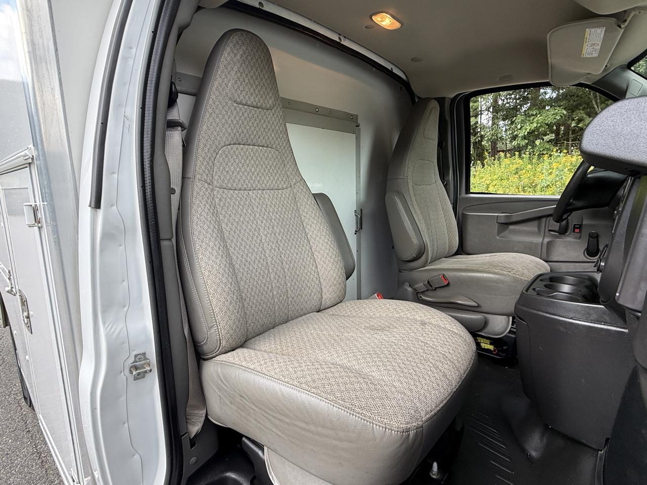 GMC Savana Commercial Cutaway 3500 Van 139" 2017