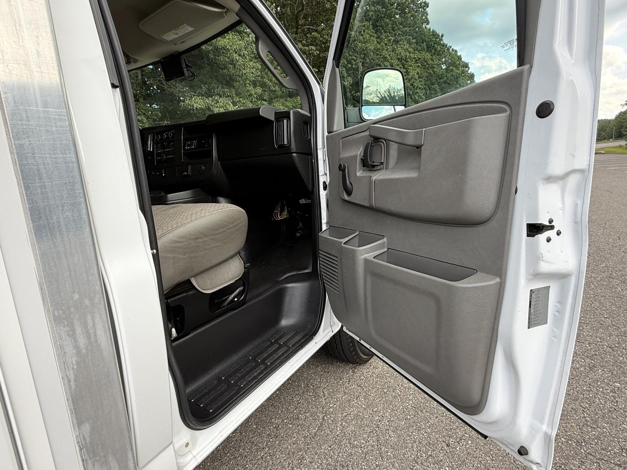GMC Savana Commercial Cutaway 3500 Van 139" 2017