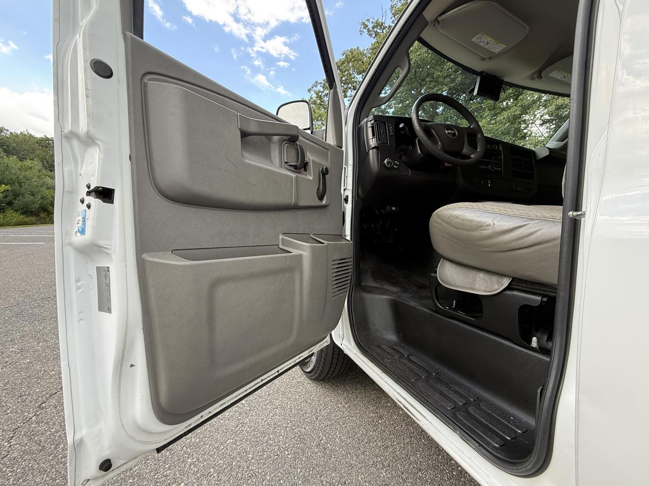 GMC Savana Commercial Cutaway 3500 Van 139" 2017