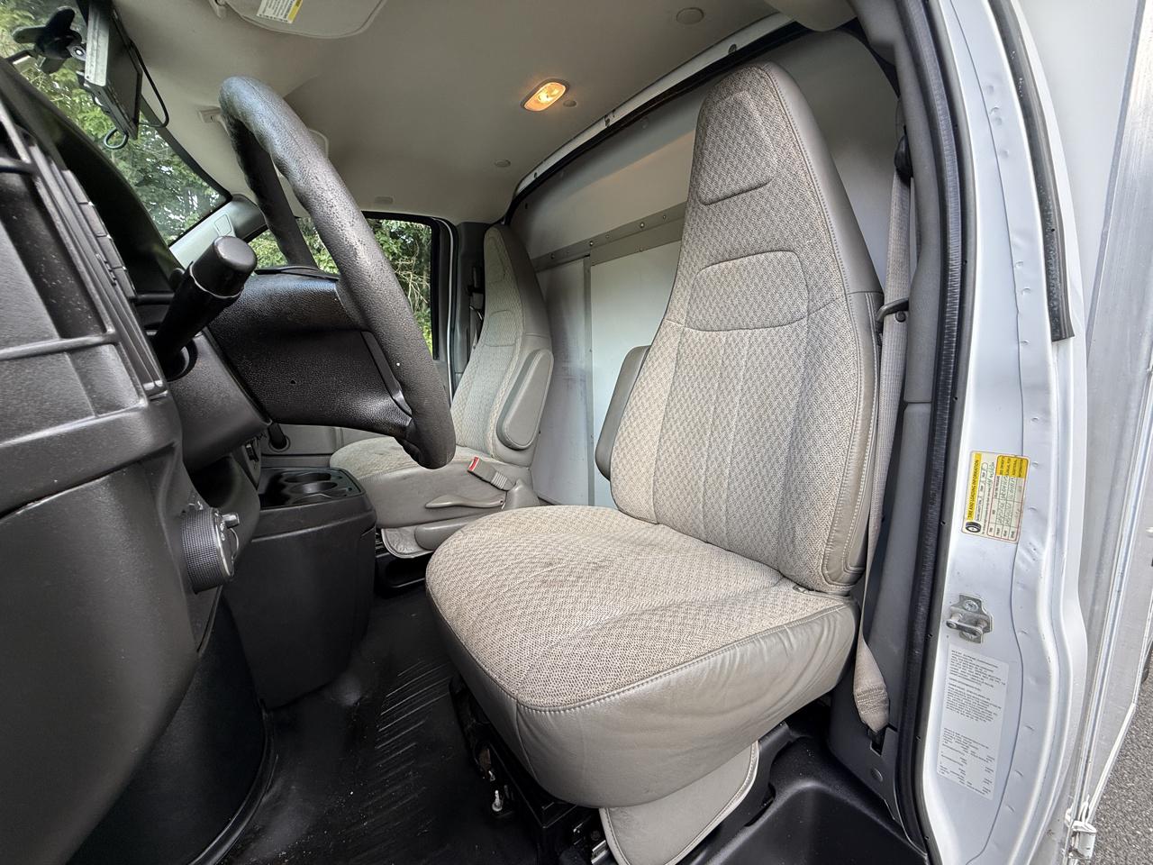 GMC Savana Commercial Cutaway 3500 Van 139" 2017