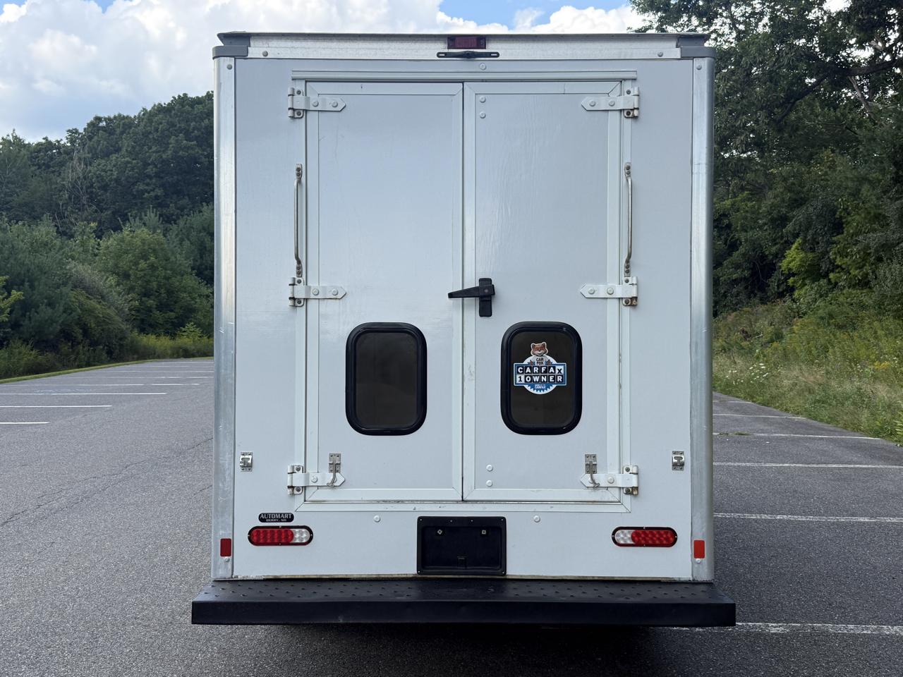 GMC Savana Commercial Cutaway 3500 Van 139" 2017