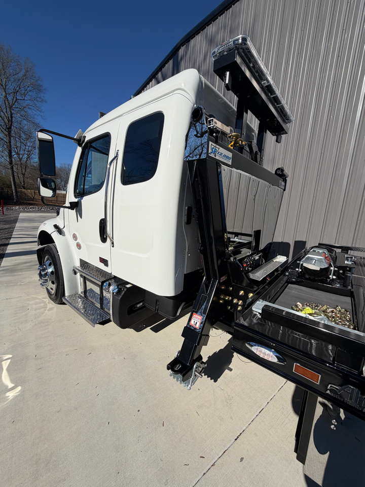 Freightliner M2 106 Plus  2026