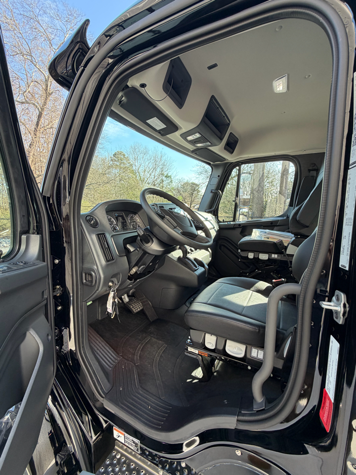 Freightliner M2 106 Plus  2026