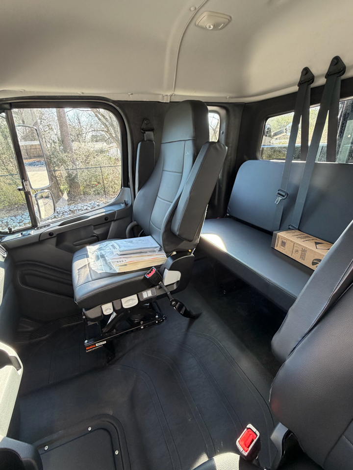 Freightliner M2 106 Plus  2026