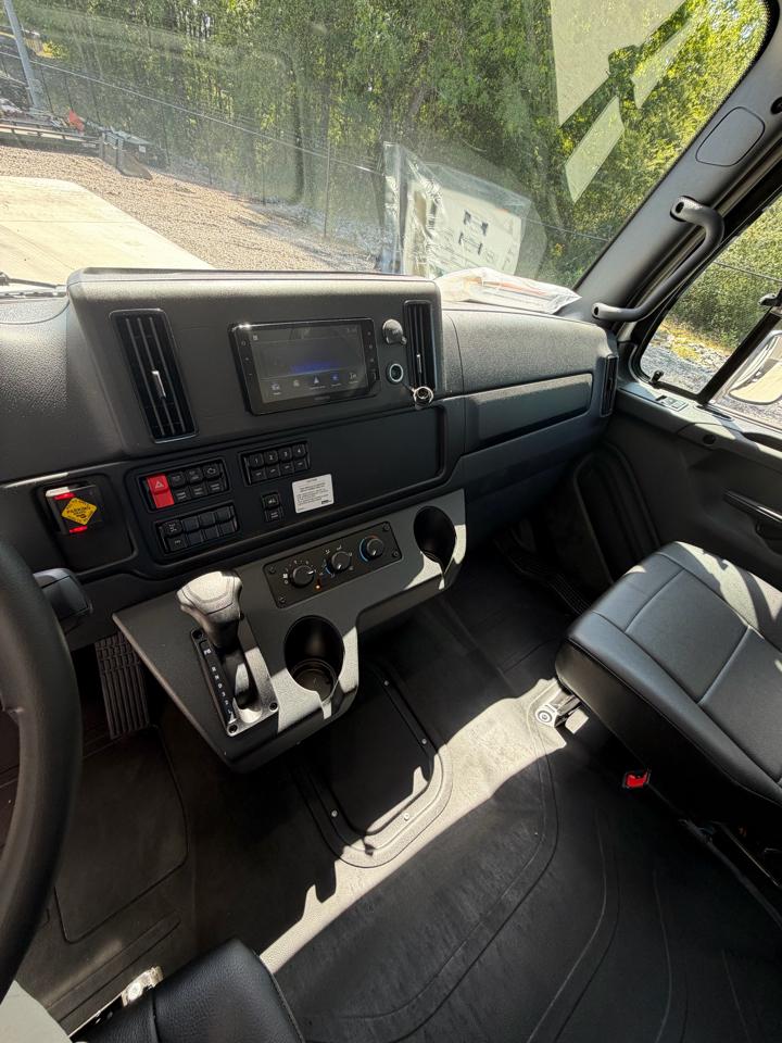 Freightliner M2 106 Plus  2026