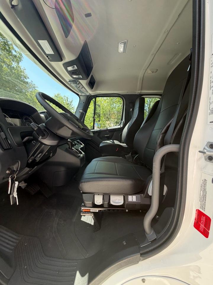 Freightliner M2 106 Plus  2026