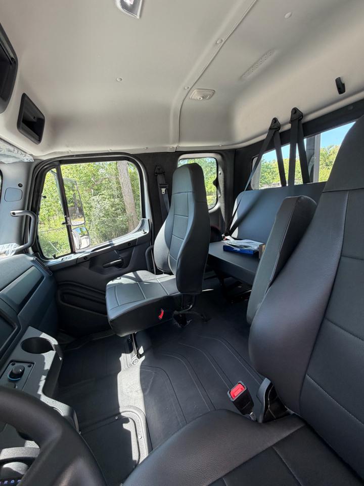 Freightliner M2 106 Plus  2026