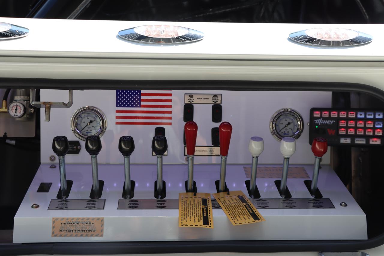 Peterbilt 589  2027