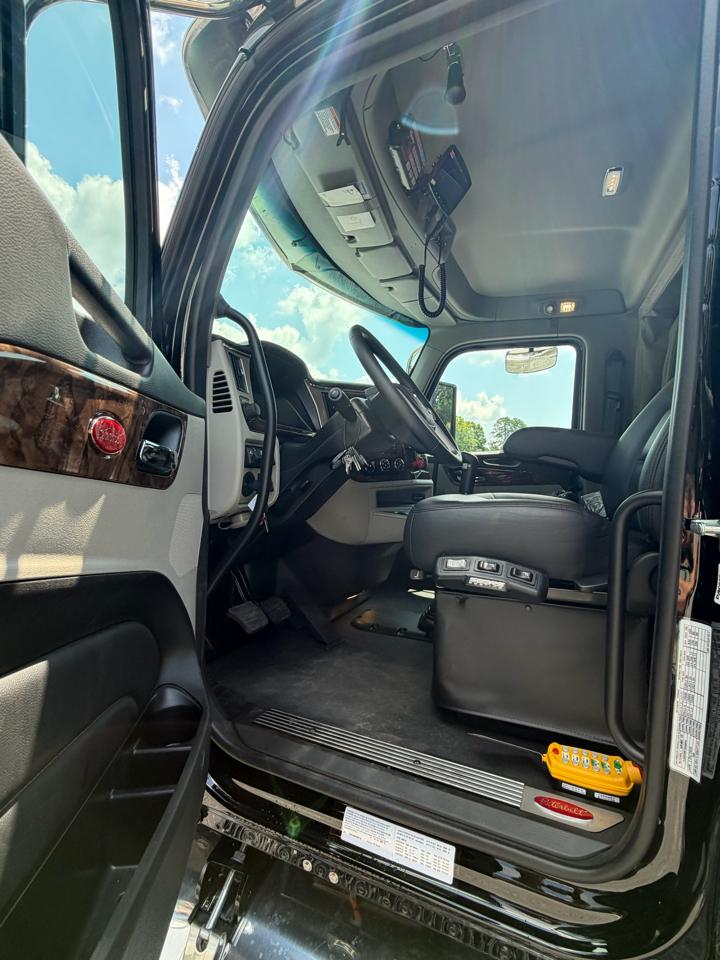 Peterbilt 589  2027