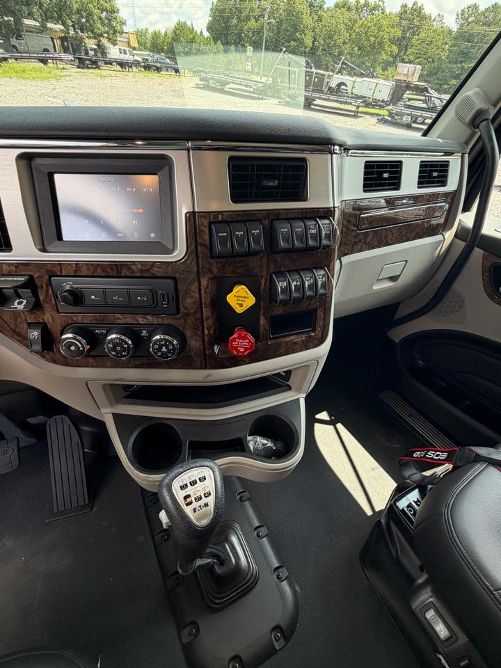 Peterbilt 589  2027
