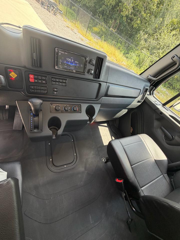 Freightliner M2  2027