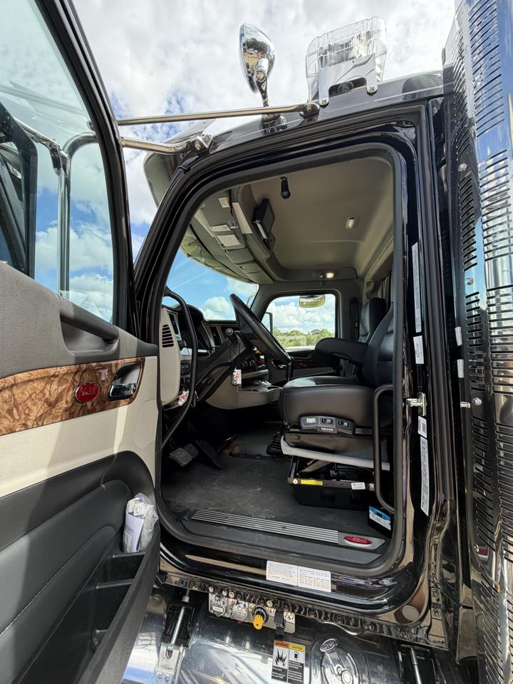 Peterbilt 589  2027