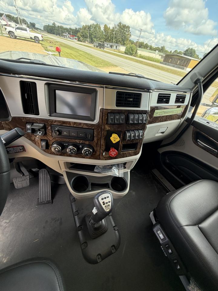 Peterbilt 589  2027