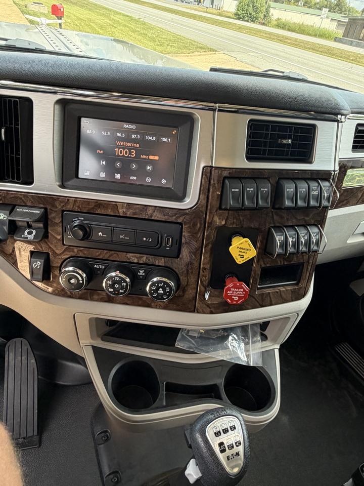 Peterbilt 589  2027