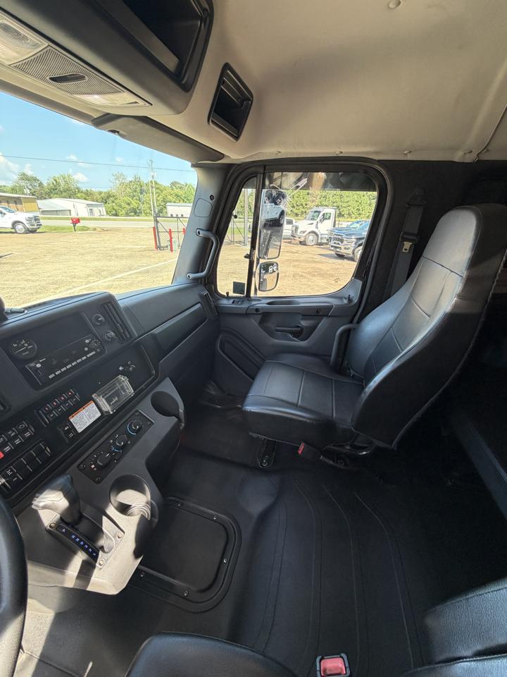 Freightliner M2 106 Plus  2024