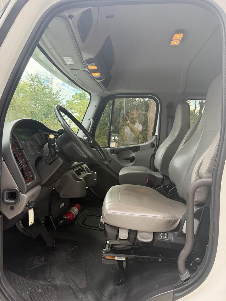 Freightliner M2 106  2024