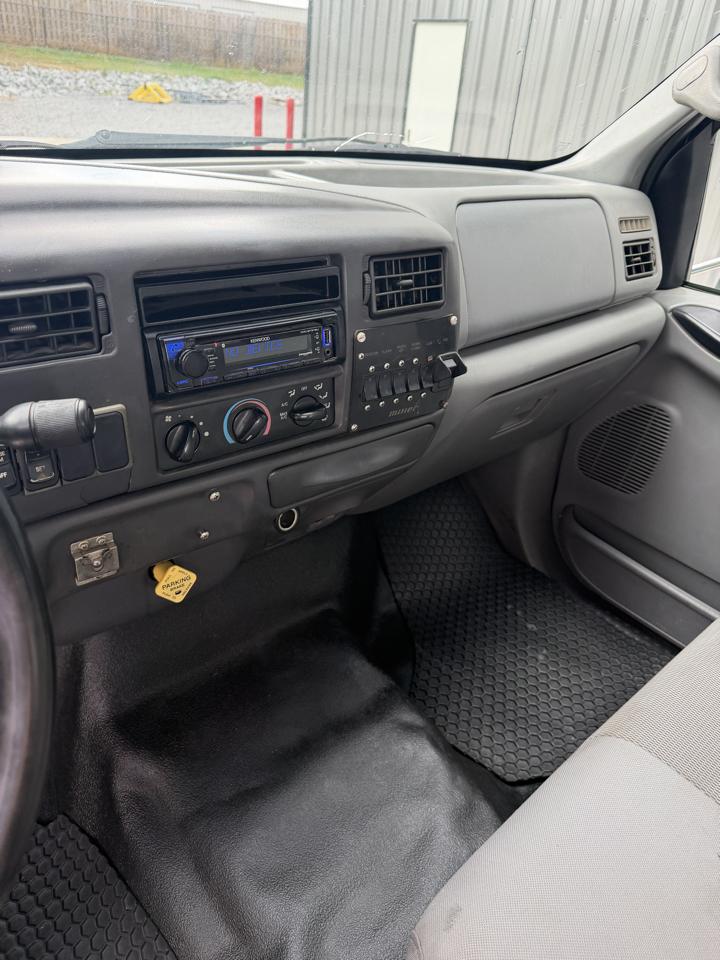 Ford Super Duty F-650 Straight Frame SuperCab XLT 2005