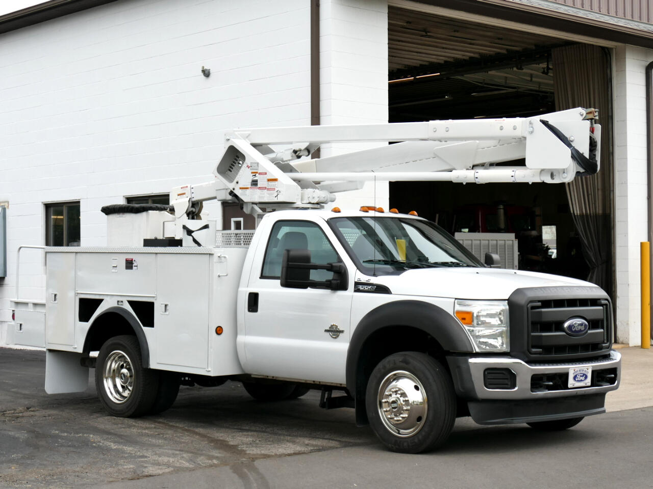 2014 Ford F-550 33