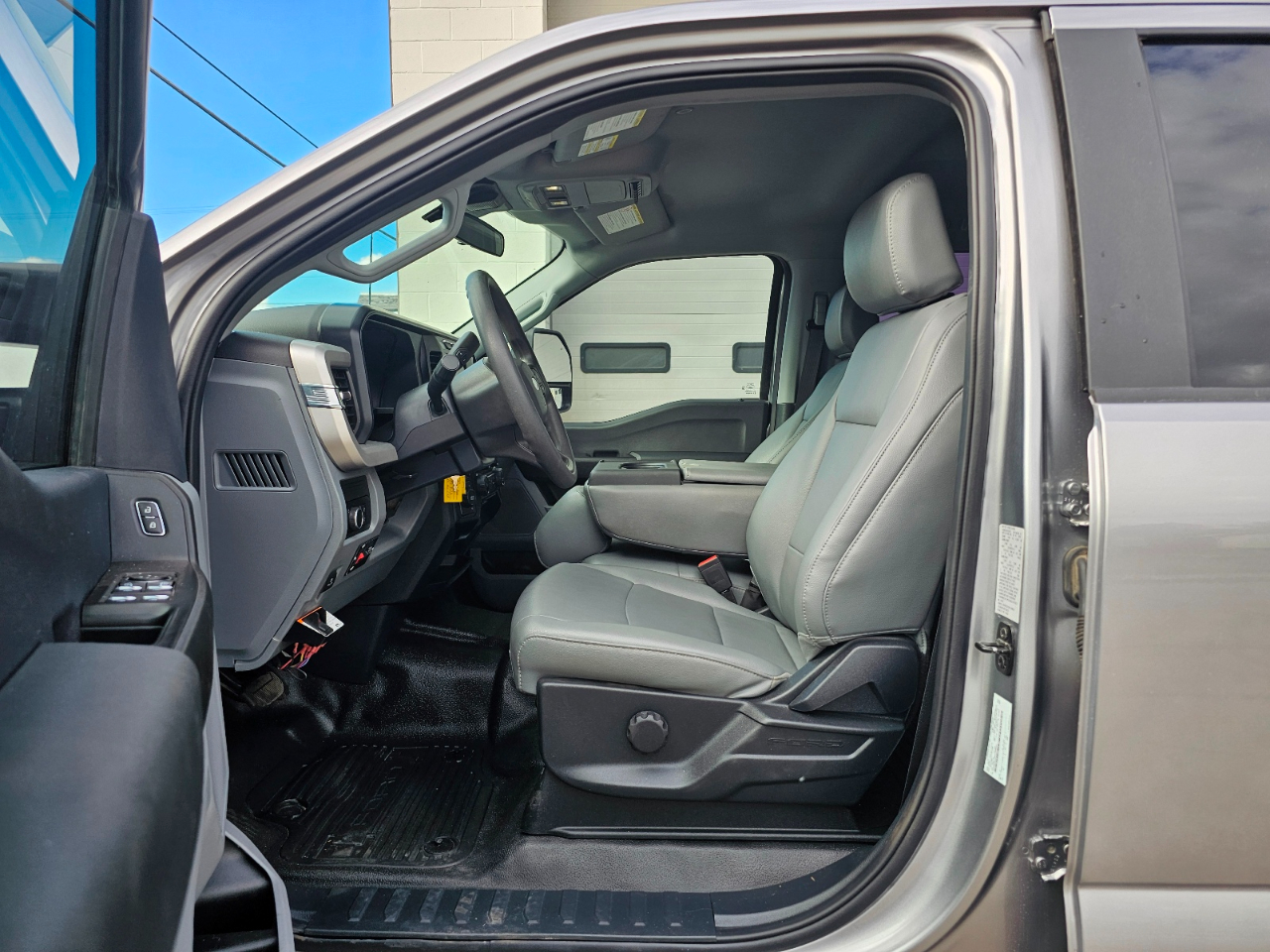 Ford Super Duty F-450 DRW XL 4WD Crew Cab 203" WB 84" CA 2024 Ford Super Duty F-450 DRW XL 4WD Crew Cab 203" WB 84" CA 2024
