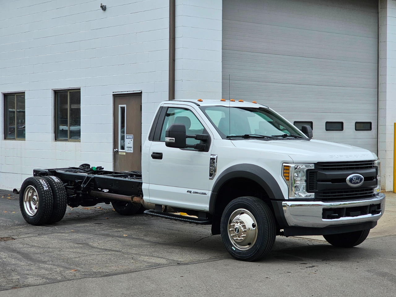 Ford Super Duty F-550 DRW XL 2WD Reg Cab 193" WB 108" CA 2018 Ford Super Duty F-550 DRW XL 2WD Reg Cab 193" WB 108" CA 2018